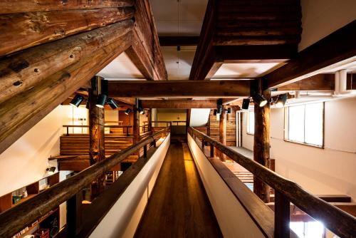 an overhead view of a hallway in a building with wooden beams at ケリエ山荘 in Ōzo
