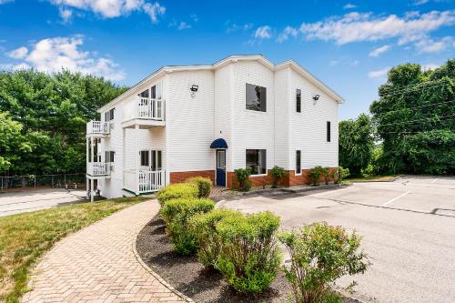 a white house with a driveway in front of it at USA Inn in Wells