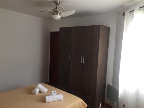 1 dormitorio con armario y 2 toallas en una cama en Apartamento Sierra León, en El Bosque