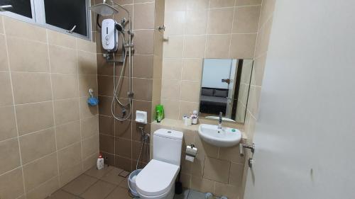 ein Bad mit einem WC und einem Waschbecken in der Unterkunft Mawah Qaseh@the Park in Labu