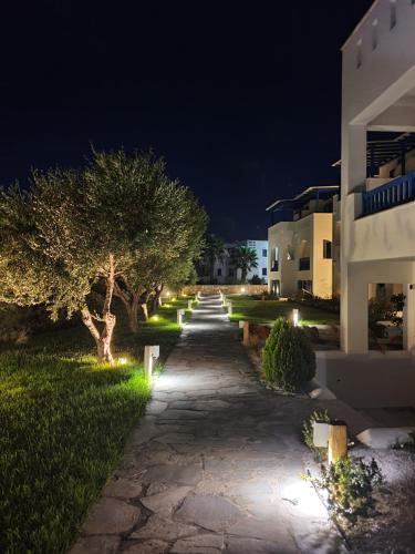 Κήπος έξω από το Alykes Studios & Suites