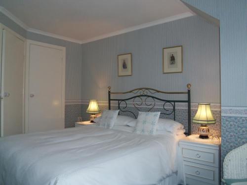 A bed or beds in a room at Dalbeattie Guest House 