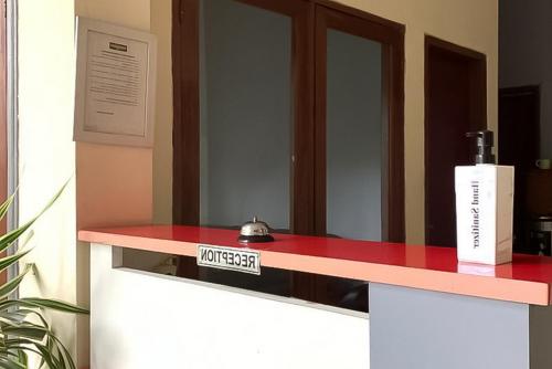 a red counter in a room with a mirror at Kemang Place near Lippo Mall Kemang Mitra RedDoorz in Jakarta
