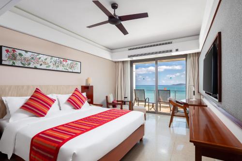 Кровать или кровати в номере Sanya Seacube Holiday Hotel