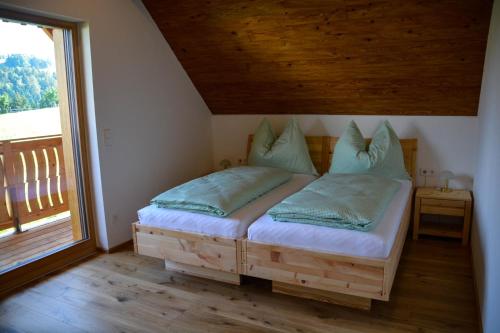 เตียงในห้องที่ Ferienhaus Reisinger Promschhof