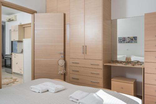 um quarto com uma cama e duas toalhas em Athina's Flat on the sea em Agia Marina Nea Kydonias
