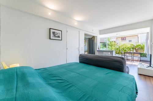 une chambre avec un lit avec une couverture verte dans l'établissement Rose d'Eden par Dodo-a-Cassis, à Cassis