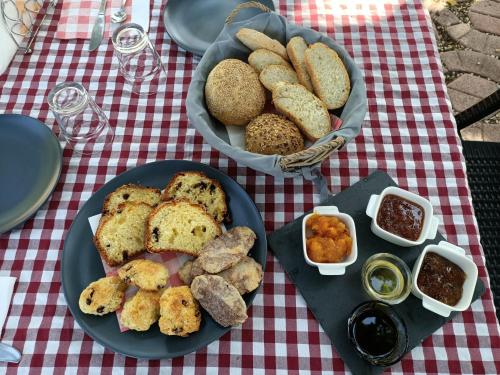 une table avec une assiette de pain et un panier de nourriture dans l'établissement B&B La Scapola, à Mattinata