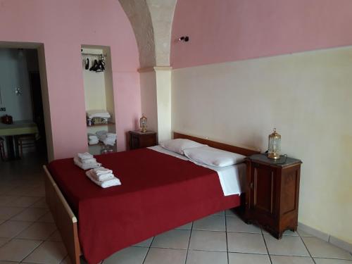 una camera da letto con un letto e asciugamani di Centro Storico a Brindisi
