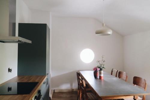 - une cuisine avec une table et des chaises dans la chambre dans l'établissement Bahnhof 123, à Fridingen an der Donau