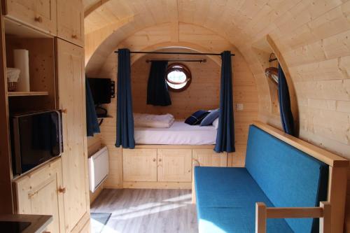 Tempat tidur dalam kamar di L'Insolite Jurassienne