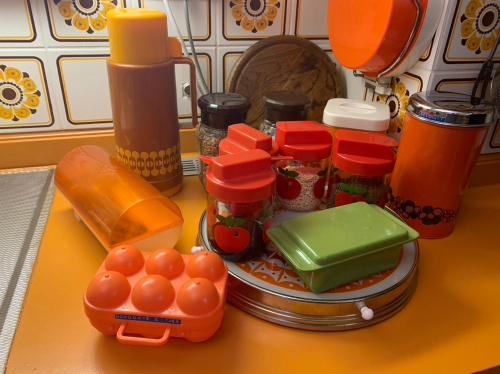 a counter with a toy train and jars of food at Retro-huisje GoedFout in Olst