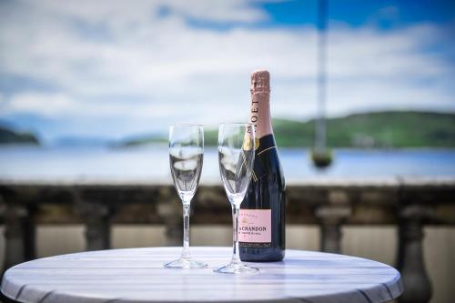 eine Flasche Wein und zwei Gläser auf dem Tisch in der Unterkunft Barriemore Oban in Oban