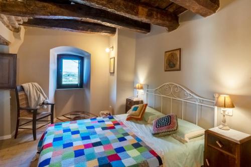 Tempat tidur dalam kamar di Borgo Case Lucidi relax