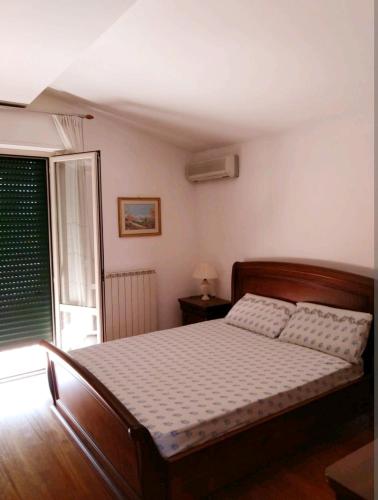 1 dormitorio con cama y ventana en CASA DI ALFEO en Perugia