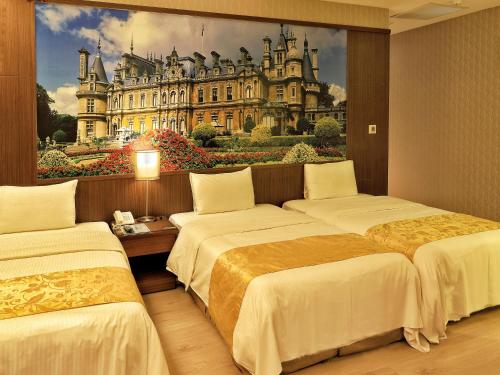台北的住宿－悅客商務飯店，城堡画画的房间里设有两张床