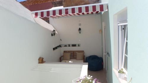 セトゥーバルにあるStay in Setúbal - AC, Wi-fi 2 Bedroom Aptの白と赤の日よけ付き白の建物