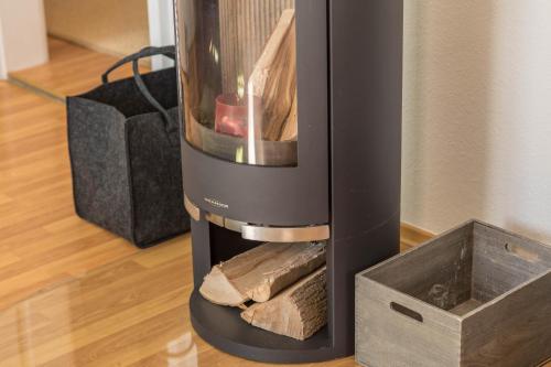 a kitchen appliance with a food processor in a room at Ferienwohnung Schürer in Meckenbeuren