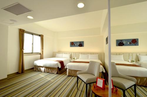 台中市にあるC U ホテル 台中のベッド2台と窓が備わるホテルルームです。