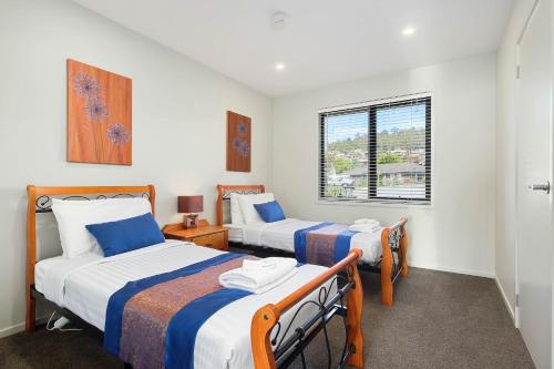 Säng eller sängar i ett rum på Self Contained Beach View Apartment