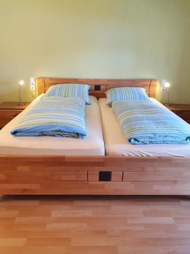 ein Bett mit zwei Kissen auf einem Zimmer in der Unterkunft FeWo Dana und Ralf in Nentershausen