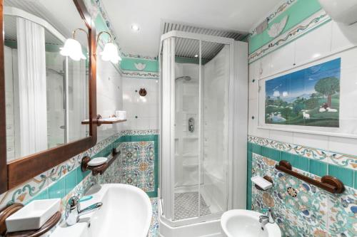 La salle de bains est pourvue d'un lavabo et d'une douche. dans l'établissement Hotel Barrett, à Rome