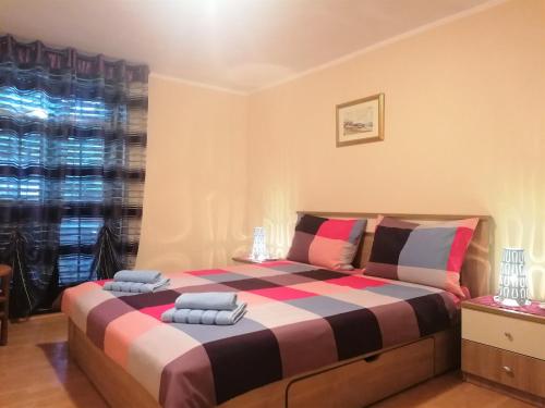 een slaapkamer met een groot bed in een kamer bij Apartment Oliva in Pula