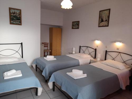 una camera d'albergo con due letti e asciugamani di Grande Murano a Firà