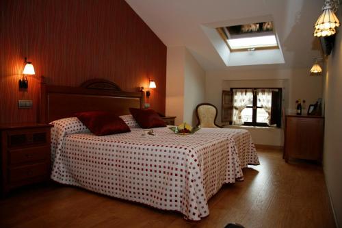 a bedroom with a bed with a red and white table cloth at Posada Los Gallos in Escalante