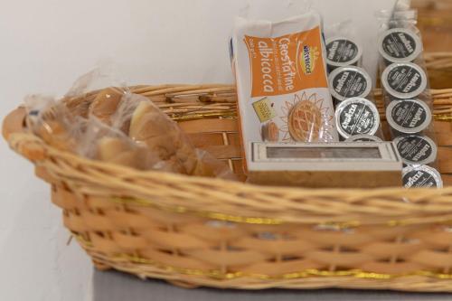 uma cesta cheia de pão e uma caixa de comida em Le Mura room&breakfast em Génova