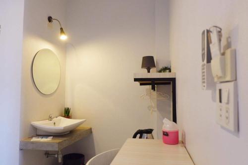 een badkamer met een wastafel en een spiegel bij Get เกสต์เฮ้าส์ ประชารักษ์ in Hat Yai
