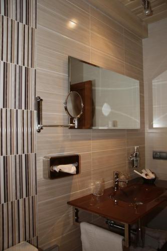 a bathroom with a sink and a mirror at Posada Los Gallos in Escalante
