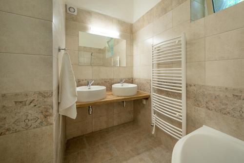 ein Badezimmer mit 2 Waschbecken und einem Spiegel in der Unterkunft Vopařilův statek Leština in Litomyšl