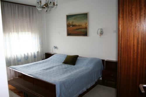 ein Schlafzimmer mit einem Bett und einem Wandgemälde in der Unterkunft Marga in Radenci
