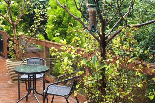 een patio met een tafel, 2 stoelen en een boom bij Relaxing secluded lodge couples getaway with hot tub in Eaton