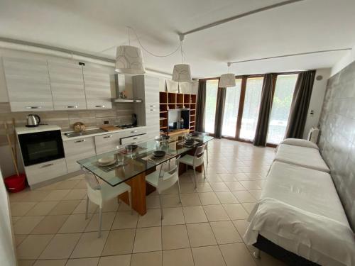 a kitchen with a table and a couch in a room at Case vacanza le vele in Desenzano del Garda