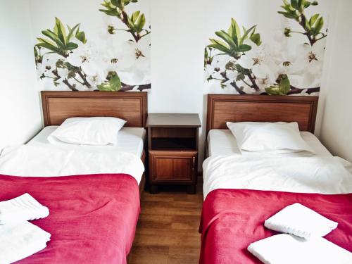 A bed or beds in a room at Oberża Złota Gęś
