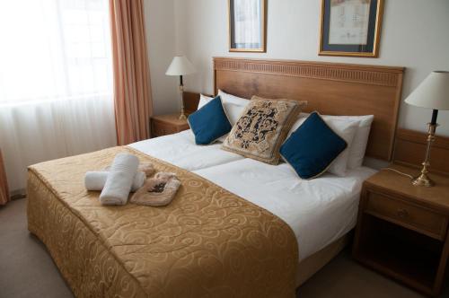 Altona Lodge tesisinde bir odada yatak veya yataklar