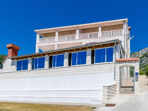 El edificio en el que está la villa