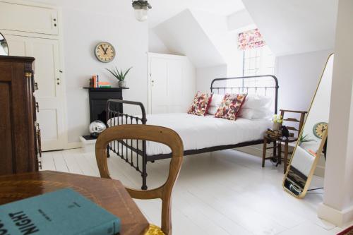 Un pat sau paturi într-o cameră la Flore House