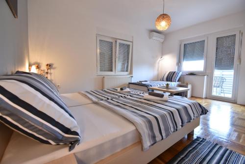斯盧尼的住宿－Guesthouse Obitelj Paulic，一间卧室配有一张带条纹枕头的大床