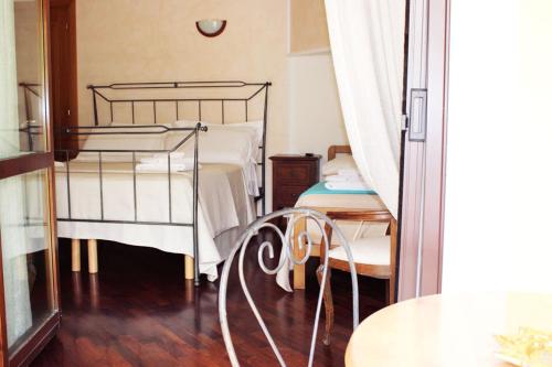 sypialnia z 2 łóżkami piętrowymi i stołem w obiekcie B&B Villa Garden w mieście Chieti