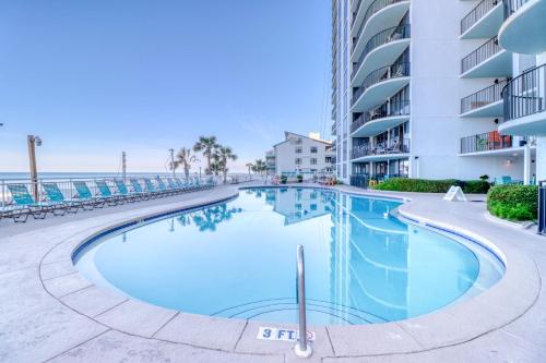 uma piscina em frente a um edifício em WaterCrest Condos em Panama City Beach