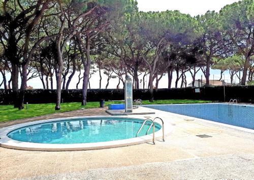 Bazén v ubytování BRAVAHOLIDAYS-320-Condal nebo v jeho okolí