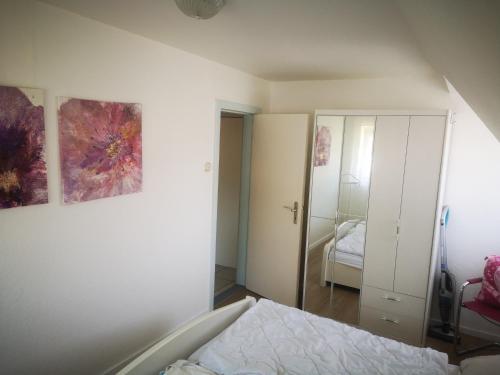 a bedroom with a bed and a mirror at Ferienwohnungen und Ferienhaus im Nixenweg in Hohwacht