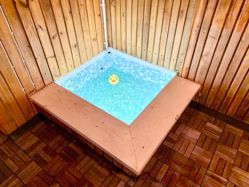 a bench in the corner of a wooden wall at Silla Villa in Paikuse