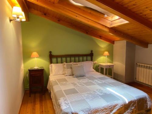 um quarto com uma cama grande e 2 mesas de cabeceira em Can Janpere II em Pardines