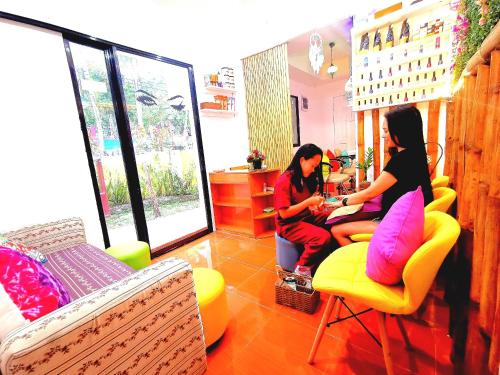 Un lugar para sentarse en Stay N Save B&B