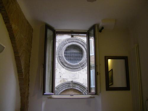 西恩納的住宿－艾爾伯格卡那多羅酒店，享有大楼景致的窗户