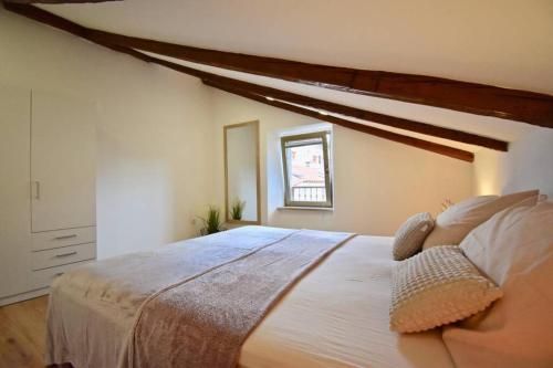 ein Schlafzimmer mit einem großen Bett in einem Zimmer in der Unterkunft Brand New Top Centre Apartment in Pula